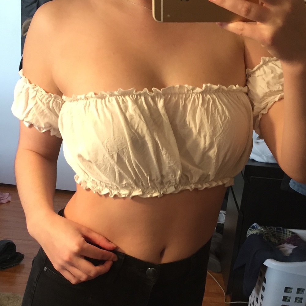 White off the Shoulder Crop top✨